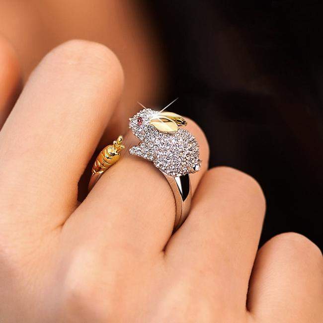 LEORA - Eleganter verstellbarer Silberring mit niedlichem Häschen & Karotte, verziert mit funkelnden Kristallen