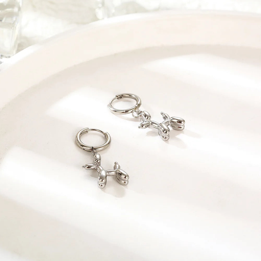 Elegant MINI Goldene Huggie-Creolen mit Verspieltem Ballonhund-Anhänger