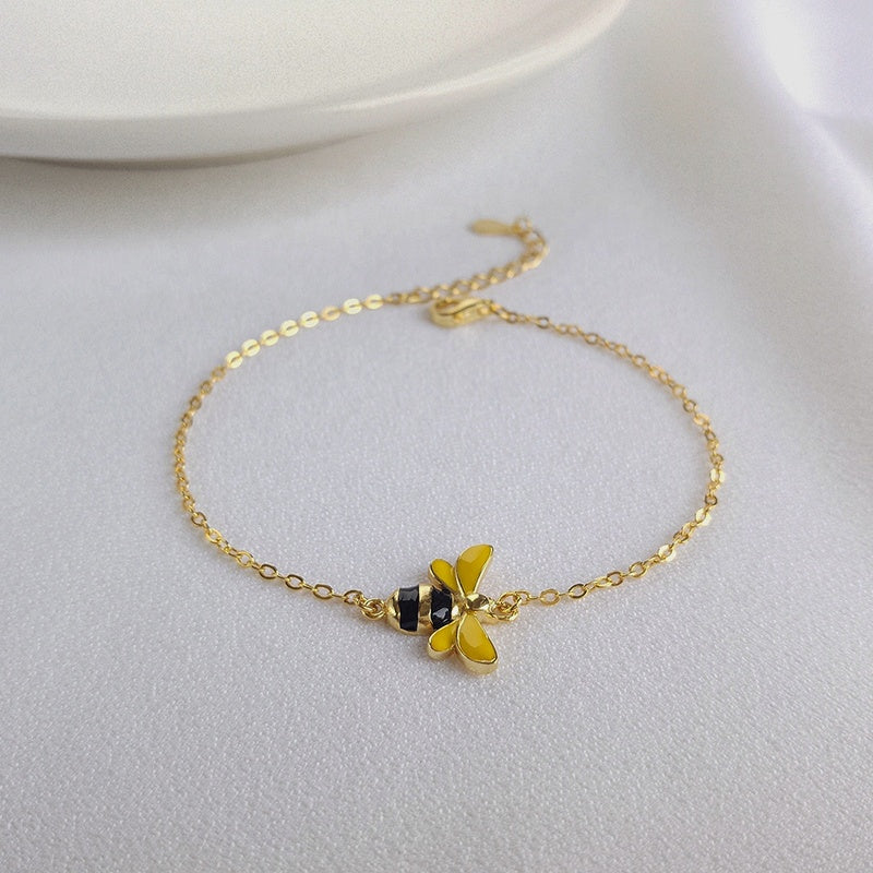 BEEA – Elegant Queen Bee Armband Accessory