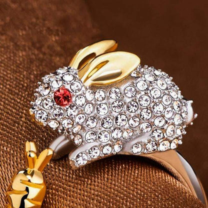 LEORA - Eleganter verstellbarer Silberring mit niedlichem Häschen & Karotte, verziert mit funkelnden Kristallen